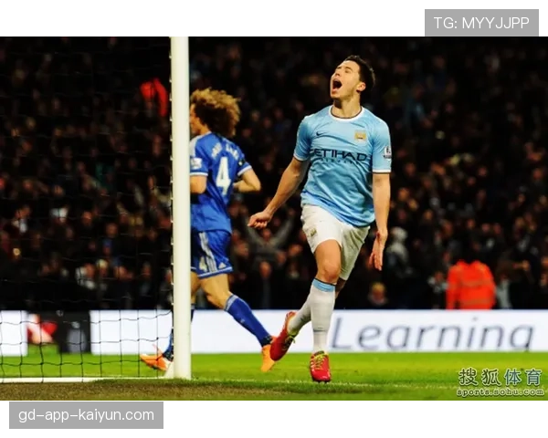 “即时战报：哈兰德头槌破门，曼城凭借角球配合再次取得领先”